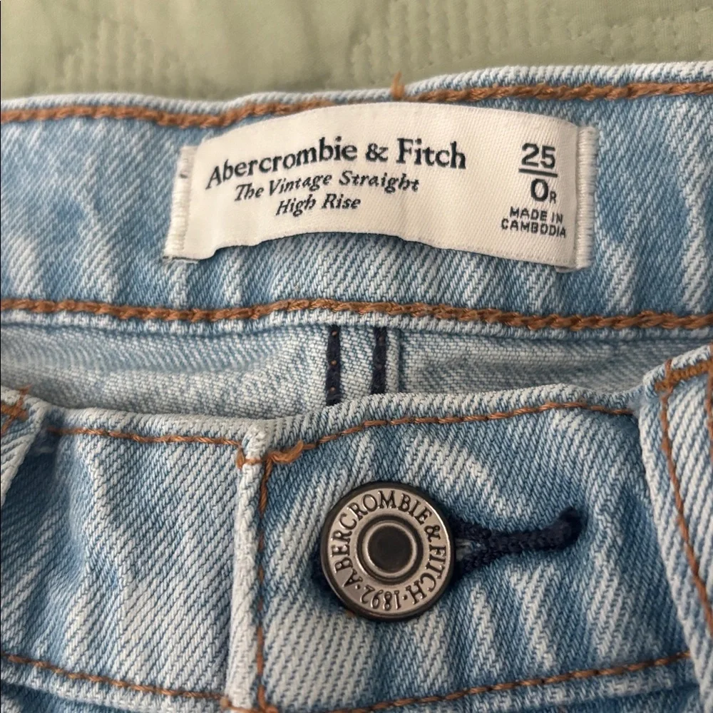 Abercrombie & Fitch - Light Wash Vintage Straight Leg Jeans - Picture 2 of 3